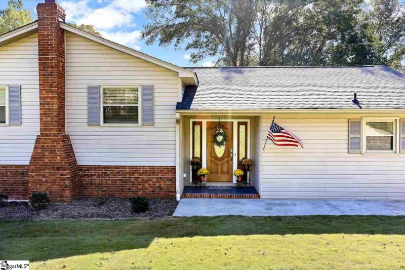 Property image 2 at 101 Lakeforest Drive, Greer, SC 29651