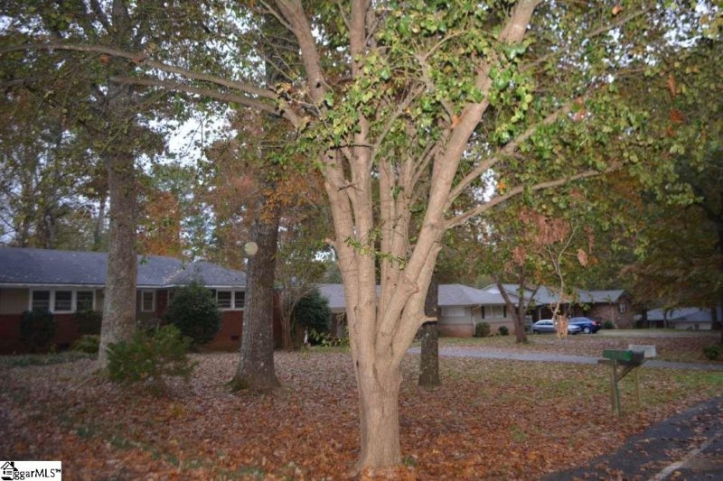 Property image 2 at 105 Guilford Place, Spartanburg, SC 29302