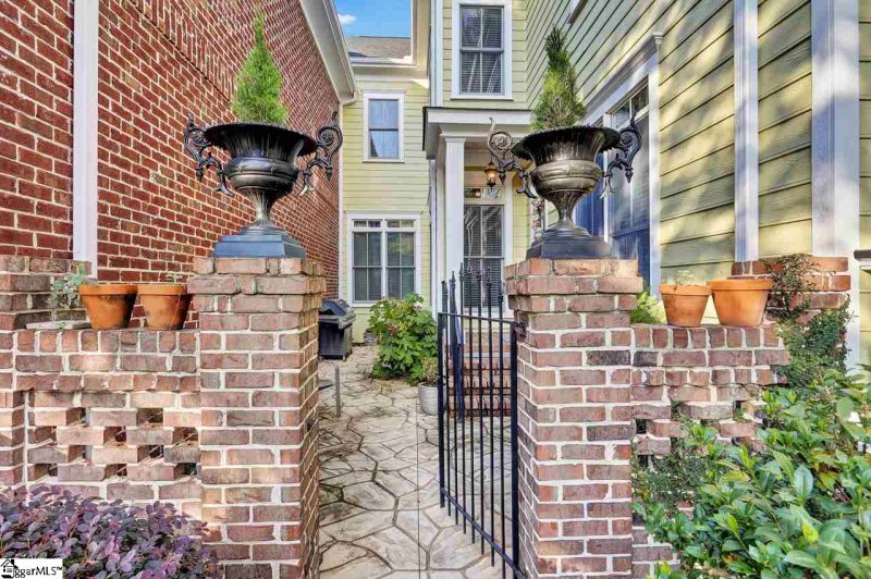 Property image 2 at 18 Rivoli Lane, Greenville, SC 29615