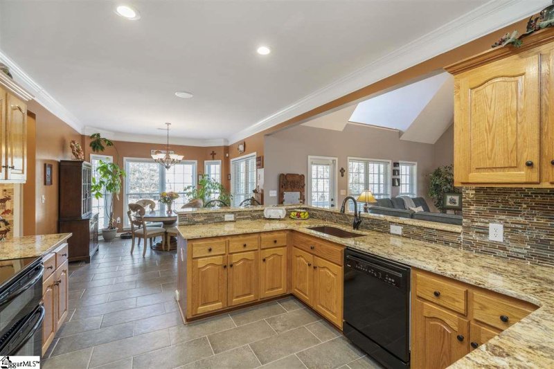 Property image 5 at 330 Clevedale Court, Spartanburg, SC 29301