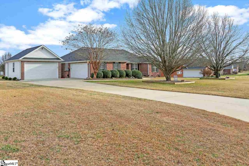 Property image 2 at 327 W Autumn Ridge Road, Moore, SC 29369