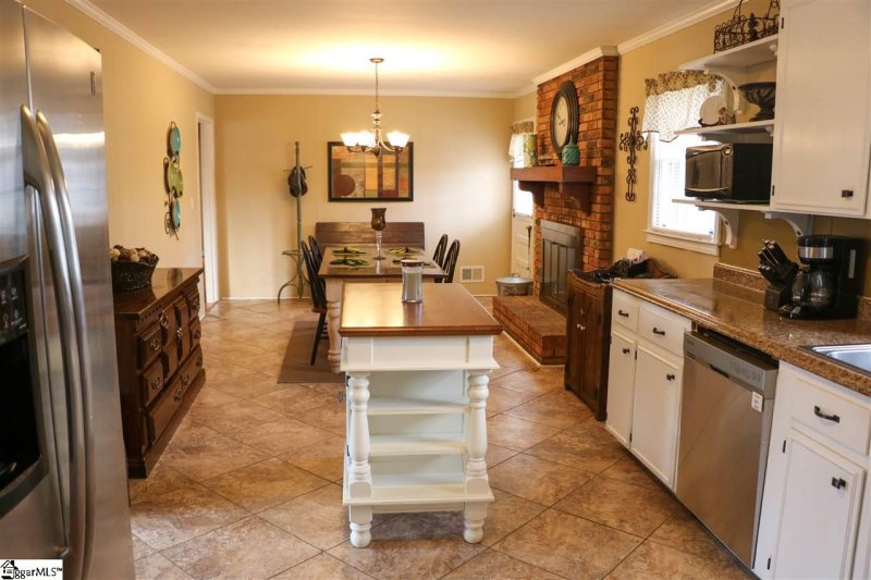 Property image 5 at 10 E Heathwood Drive, Taylors, SC 29687