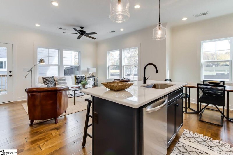 Property image 4 at 4 Ridge Knoll Circle, Greenville, SC 29607