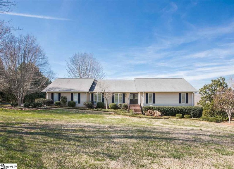 107 W Round Hill Road