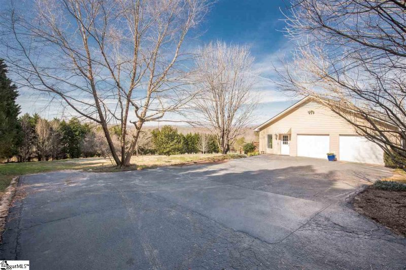 Property image 2 at 107 W Round Hill Road, Greenville, SC 29617