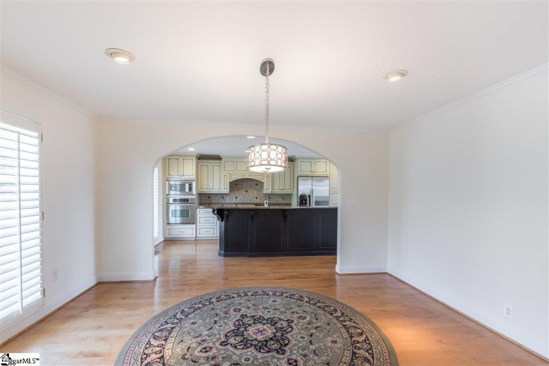 Property image 5 at 107 W Round Hill Road, Greenville, SC 29617