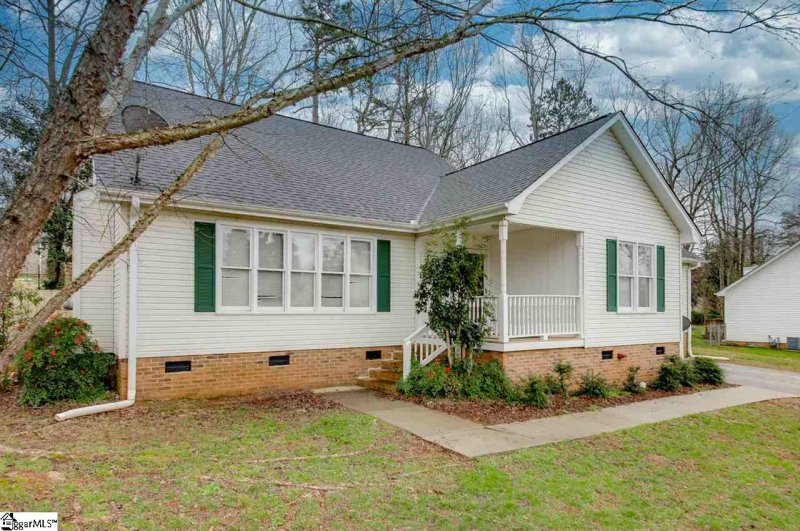 Property image 2 of 241 Waterbury Court in Ambergate, Simpsonville, SC 29680