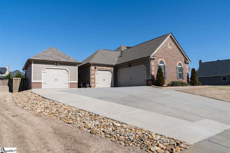 Property image 3 at 131 Harbrooke Circle, Greer, SC 29651