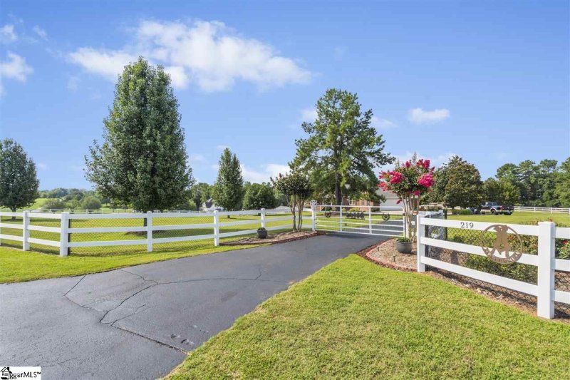 Property image 2 at 219 Ridge Way, Simpsonville, SC 29680