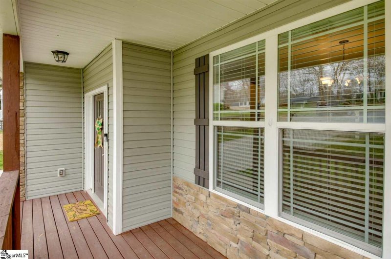 Property image 3 at 8 Old Oak Drive, Taylors, SC 29687