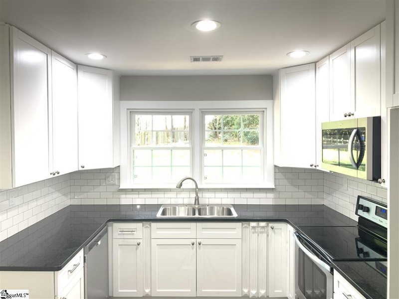 Property image 5 at 6 Doverdale Road, Greenville, SC 29615