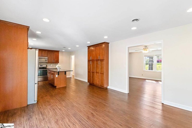 Property image 5 at 9 E Woodburn Drive, Taylors, SC 29687