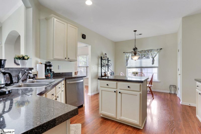 Property image 4 at 5 Coral Bell Court, Simpsonville, SC 29680