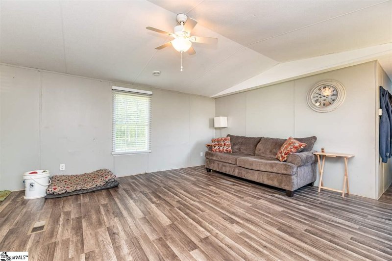 Property image 4 at 8 Redbarn Court, Simpsonville, SC 29680