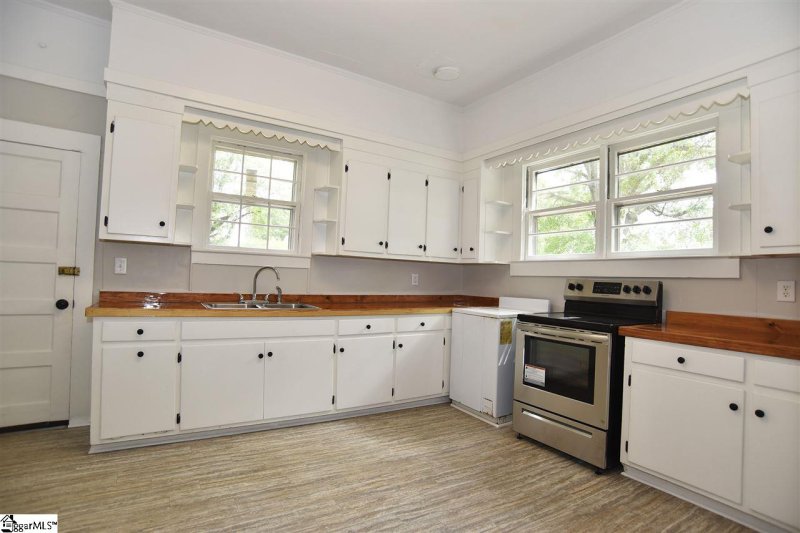 Property image 4 at 4 Geer Street, Greer, SC 29650