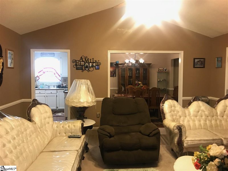 Property image 3 of 223 Waterbury Court in Ambergate, Simpsonville, SC 29680