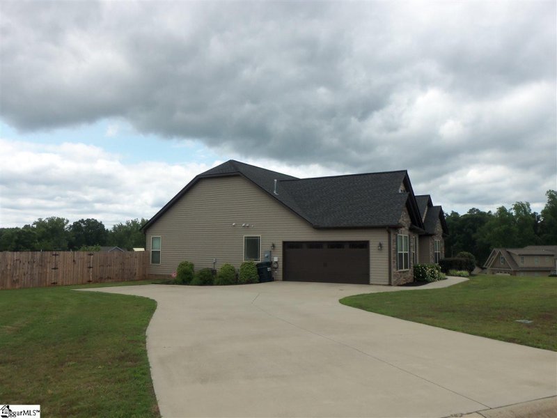 Property image 3 at 211 Clearridge Way, Greer, SC 29651