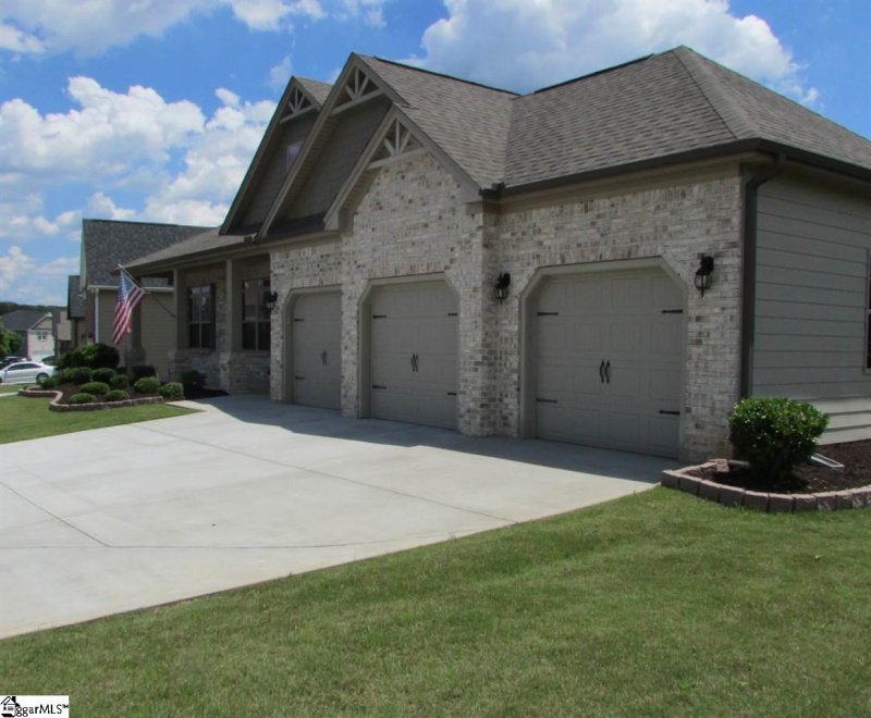 Property image 2 at 400 Rose Arbor Lane, Simpsonville, SC 29681