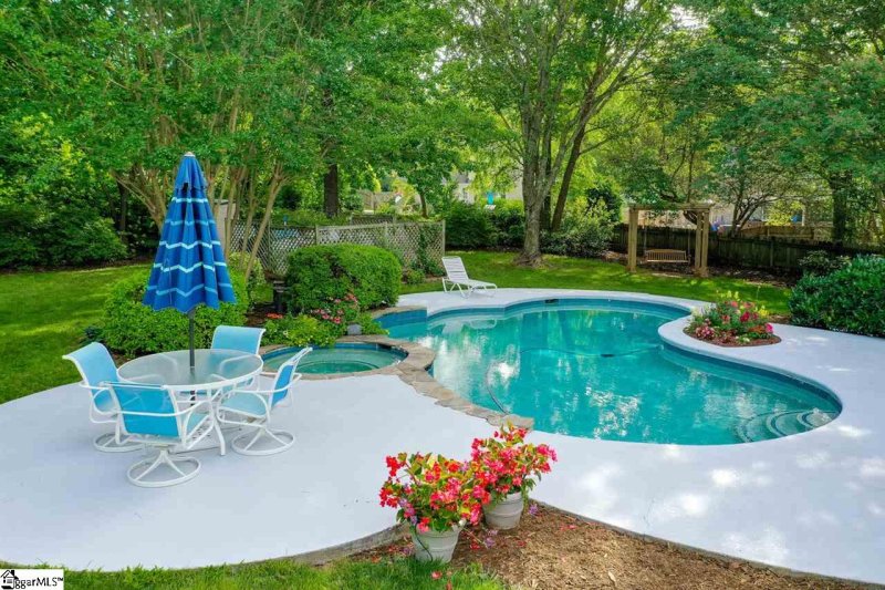 Property image 2 at 8 Bernwood Drive, Taylors, SC 29687