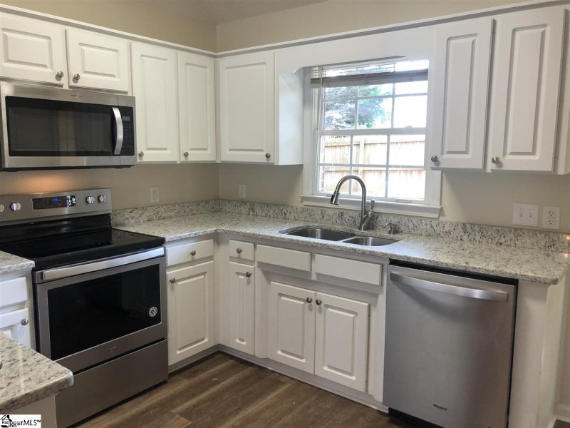 Property image 2 at 410 W Pointe Drive, Spartanburg, SC 29301