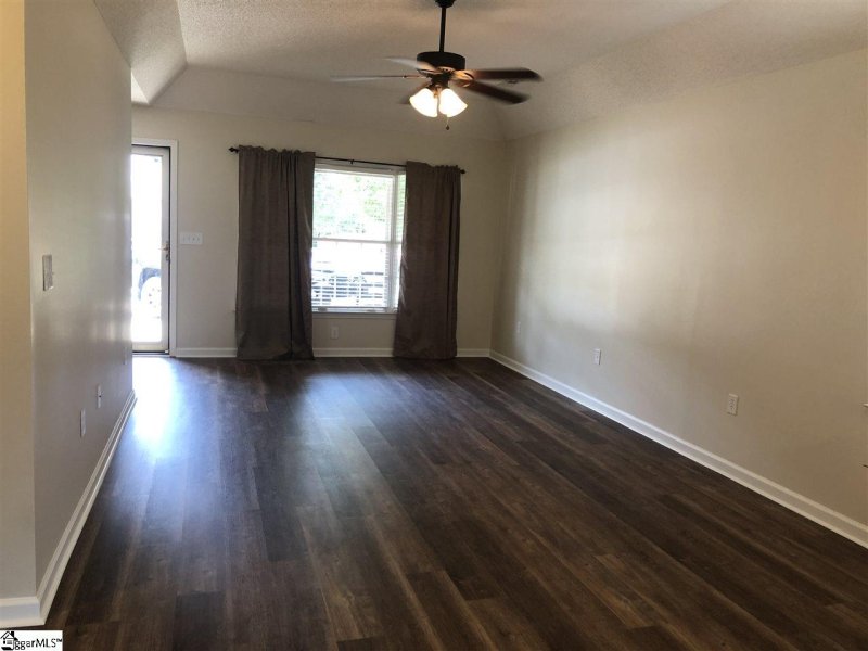 Property image 3 at 410 W Pointe Drive, Spartanburg, SC 29301