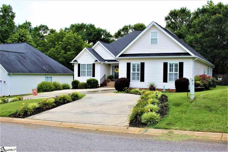 Property image 2 at 120 Royal Drive, Williamston, SC 29697-2045