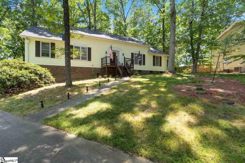 Property image 2 at 110 Holly Hill Lane, Simpsonville, SC 29681