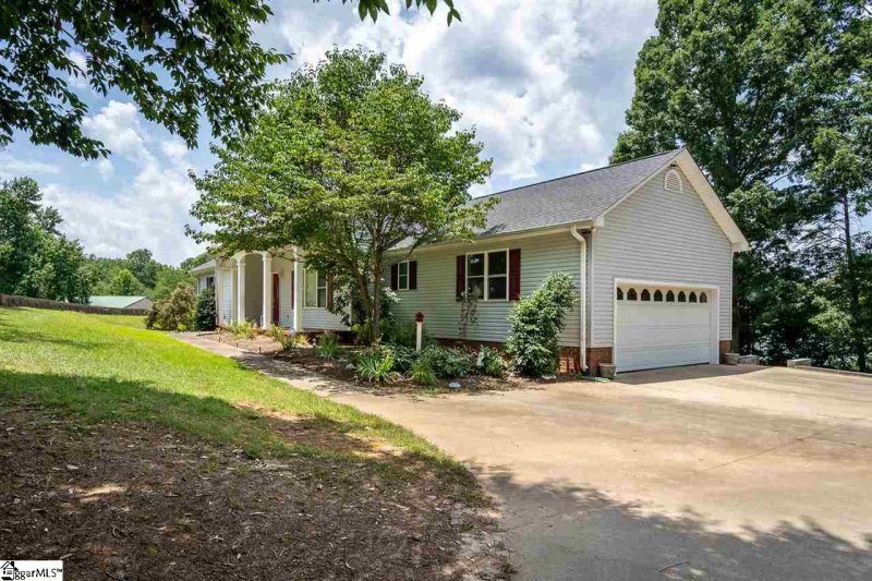 Property image 2 at 104 Taxiway Avenue, Easley, SC 29640
