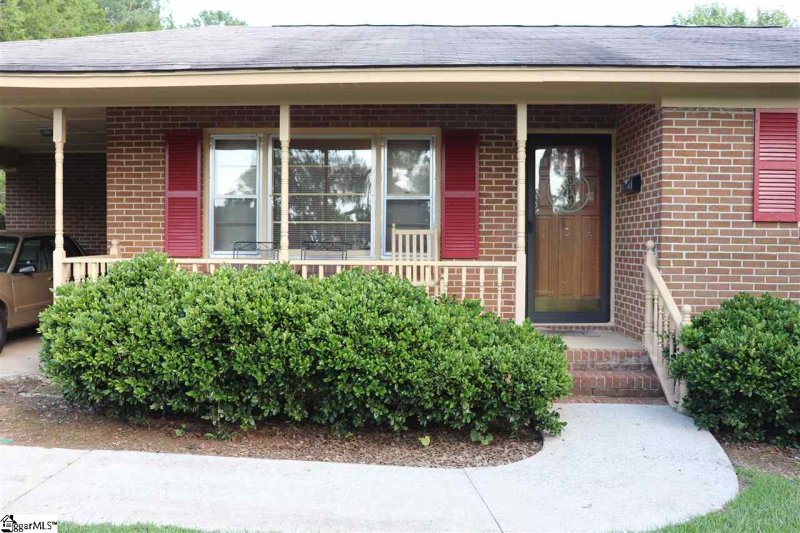 Property image 2 at 102 Charles Street, Laurens, SC 29360