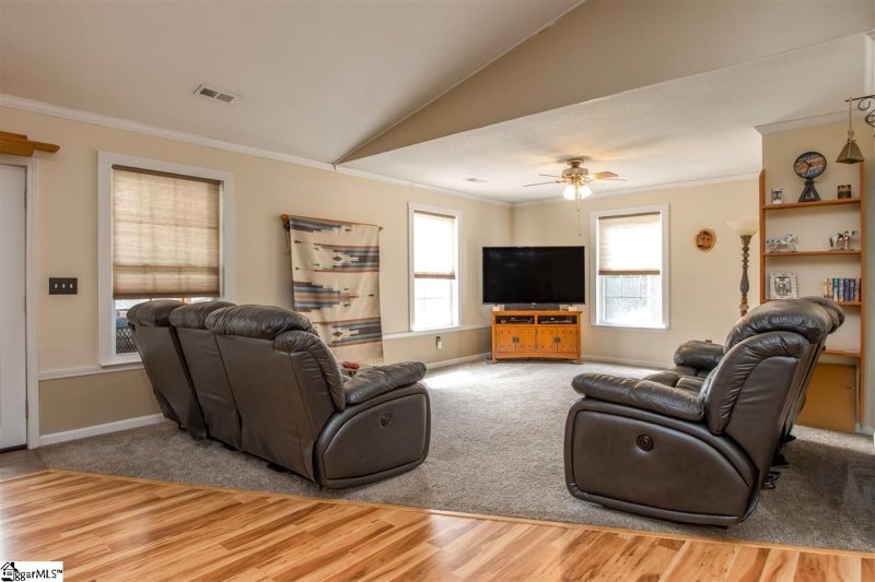 Property image 4 at 9 COUNTRY KNOLLS Drive, Greer, SC 29651-4882