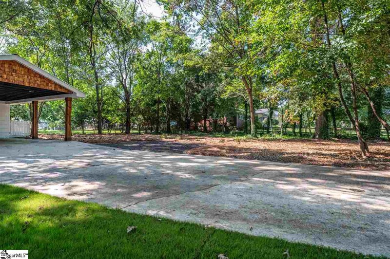 Property image 4 at 300 Wayman Drive, Greer, SC 29651-4538