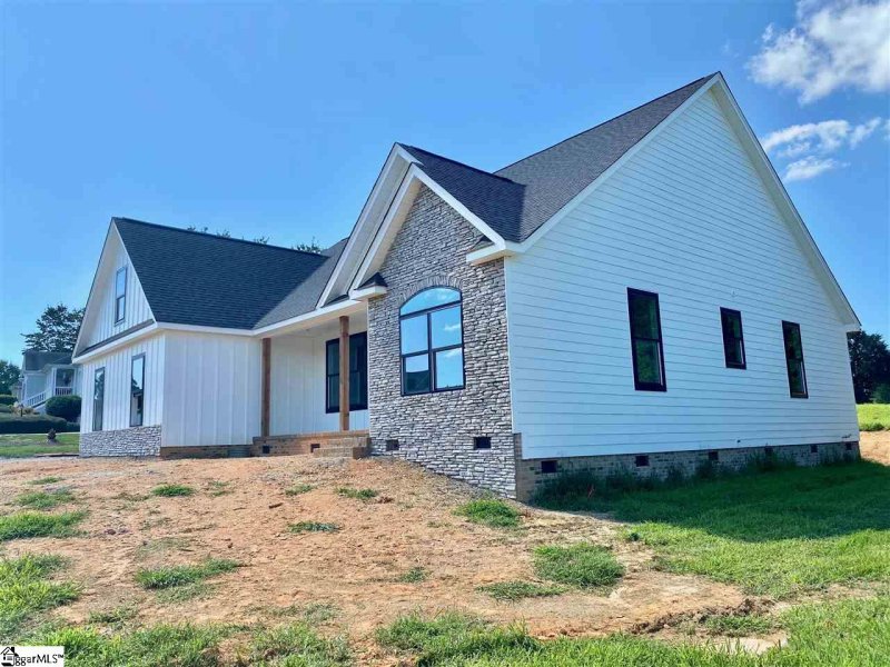 Property image 2 at 361 Royal Burgess Drive, Campobello, SC 29322