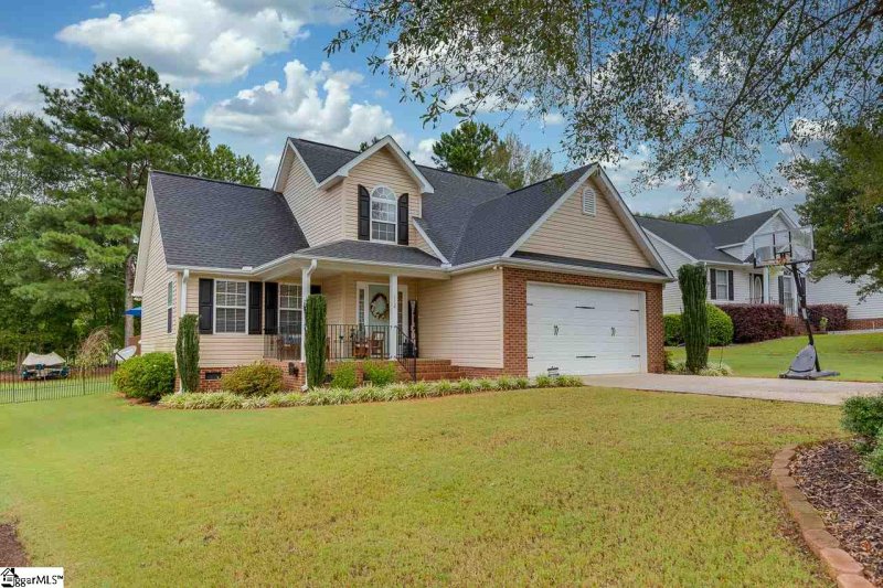 Property image 2 at 112 Royal Drive, Williamston, SC 29697
