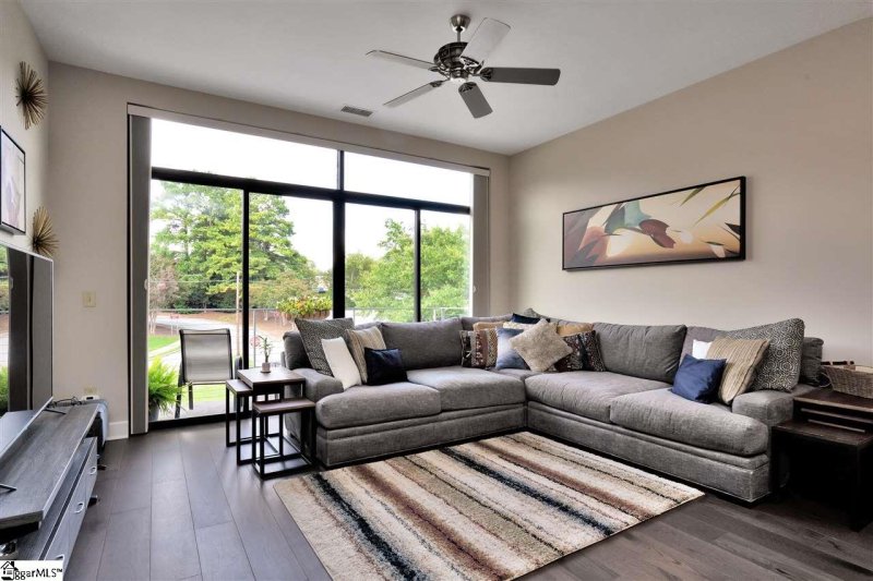 Property image 4 at 400 E McBee Avenue, Greenville, SC 29601