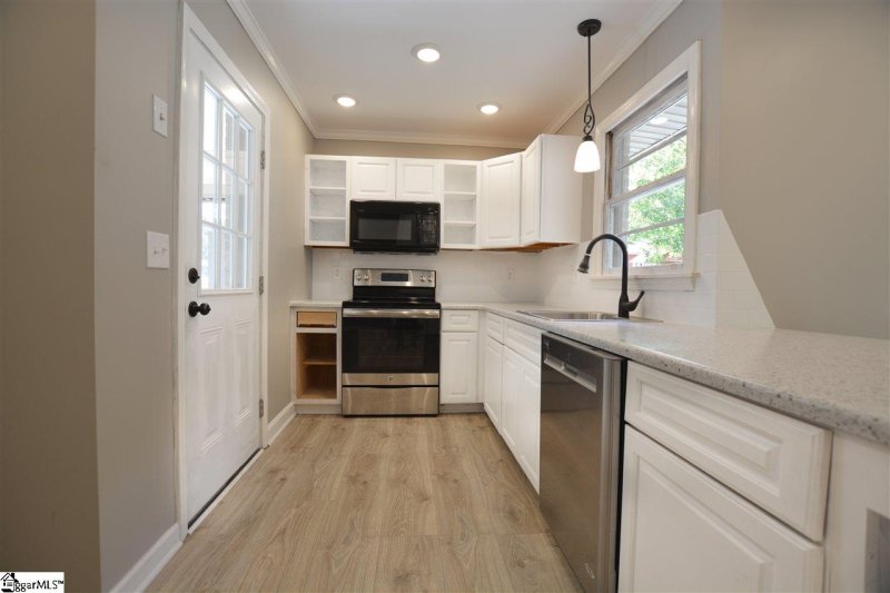 Property image 5 at 8 Parkdale Drive, Greenville, SC 29611