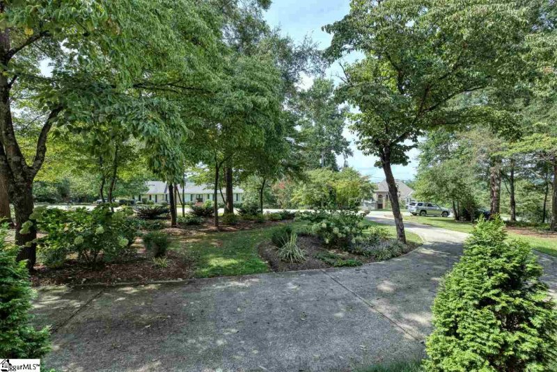 Property image 4 at 108 W Round Hill Road, Greenville, SC 29617