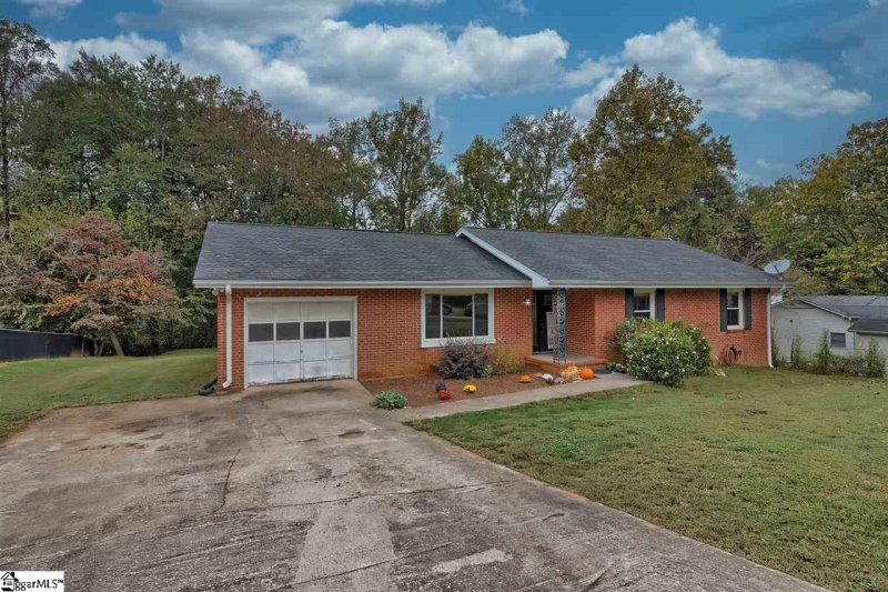 Property image 2 at 306 Palmetto Circle, Greer, SC 29651