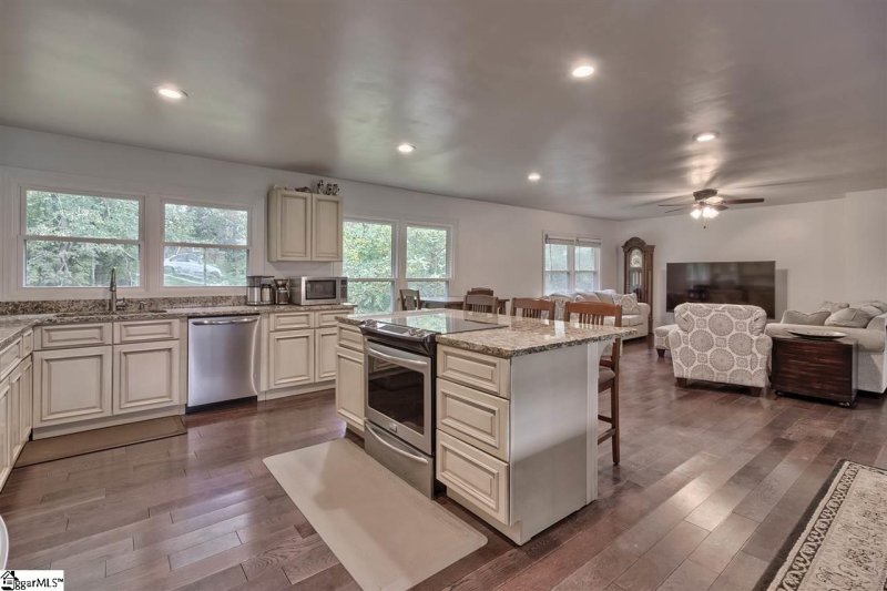 Property image 5 at 306 Palmetto Circle, Greer, SC 29651