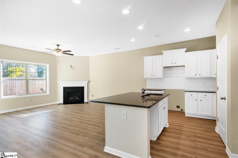 Property image 4 at 402 Cedar Bluff Way, Mauldin, SC 29662