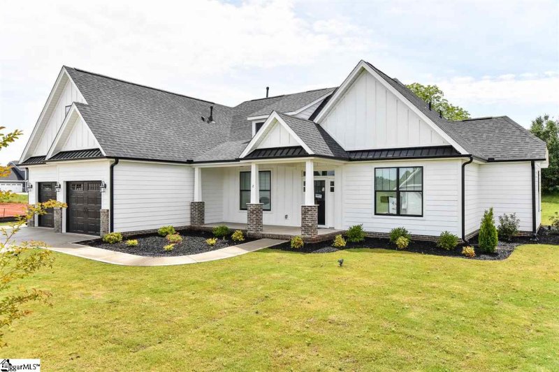 Property image 2 at 2 Claridge Way, Greer, SC 29651