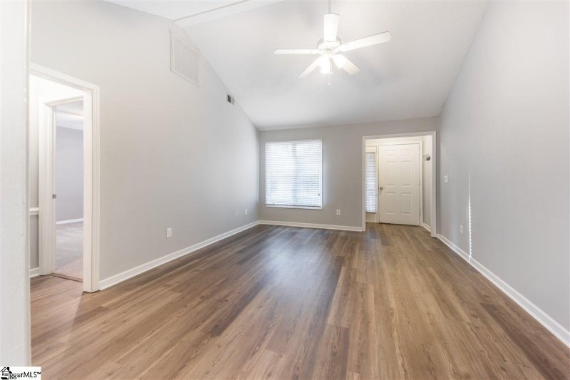 Property image 2 at 20 Creekside Way, Greenville, SC 29609