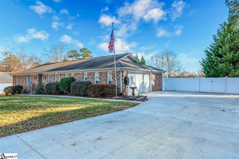 Property image 2 at 106 Cannon Circle, Greenville, SC 29607