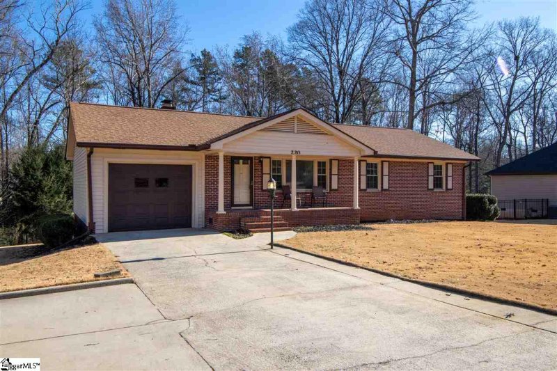 Property image 3 at 220 Barry Drive, Greer, SC 29650