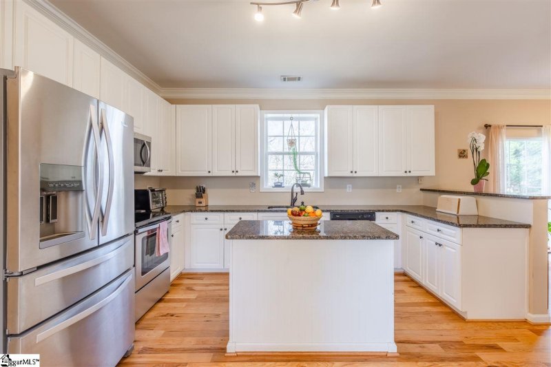 Property image 3 at 10 Bluff Ridge Court, Greenville, SC 29617