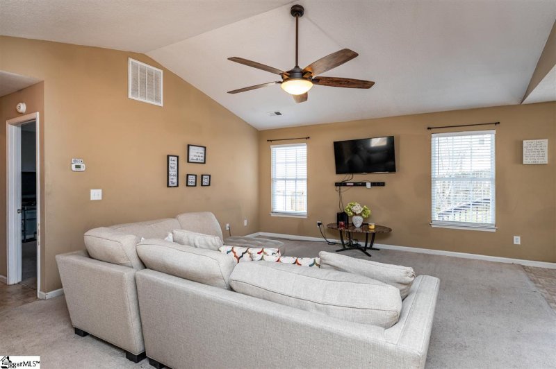 Property image 3 at 8 Squirrel Hollow Court, Greer, SC 29651