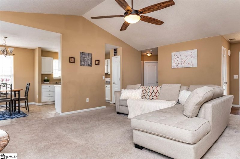 Property image 4 at 8 Squirrel Hollow Court, Greer, SC 29651