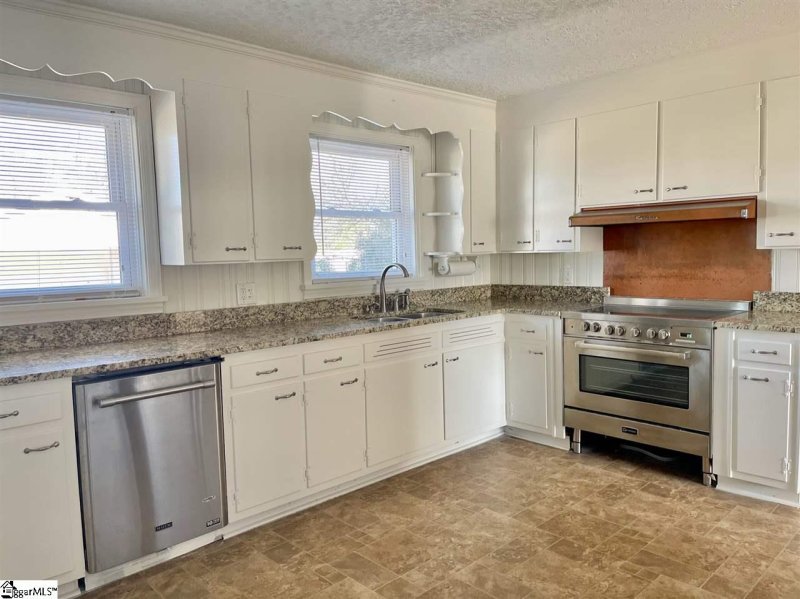 Property image 2 at 105 Blue Ridge Drive, Greer, SC 29651