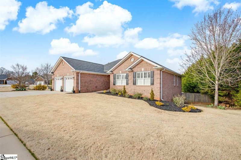 Property image 3 at 6 Saint Thomas Court, Greer, SC 29651