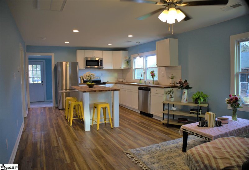 Property image 2 at 215 Nalley Street, Easley, SC 29640