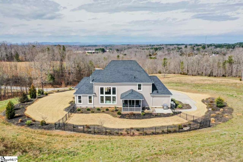 Property image 2 at 582 Paramount Drive, Seneca, SC 29672